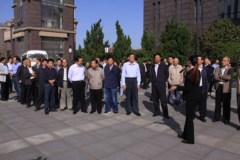 江阴市老领导一行参观李良宝事迹展览馆_长江村_江苏新长江